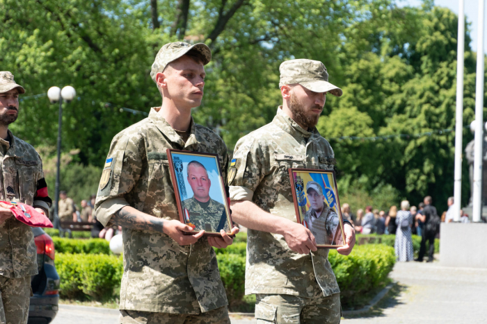 Ужгород прощався сьогодні із двома захисниками – Олександром Сєроусовим та Робертом Мадяром