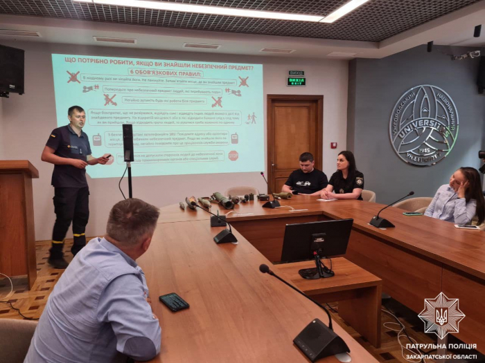 Патрульні спільно із рятувальниками провели лекцію про вибухонебезпечні предмети