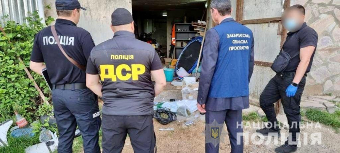 На Закарпатті поліція припинила злочинну діяльність організованого наркоугруповання, що займалося збутом наркотиків 