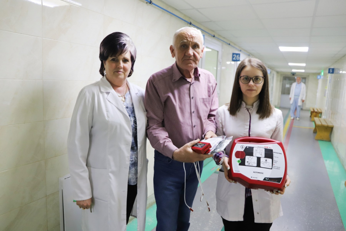 Відділення екстреної медичної допомоги в Ужгороді отримало портативний дефібрилятор