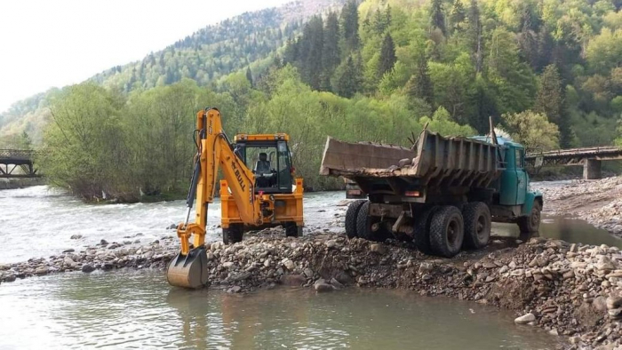 На Закарпатті двоє чоловіків незаконно видобували піщано-гравійну суміш на березі річки Тересва