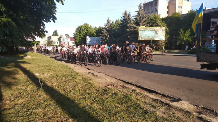 В Ужгороді відбувся благодійний велозаїзд у вишиванках