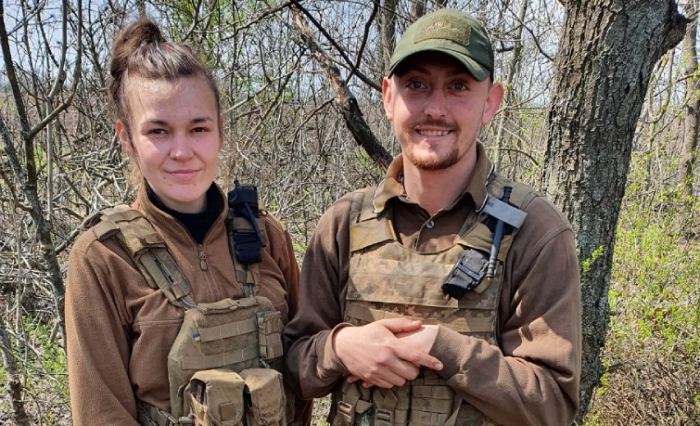 Навколо війна, а він стає на коліно. Історія воєнно-польового кохання у 128-ій Закарпатській бригаді (ФОТО)