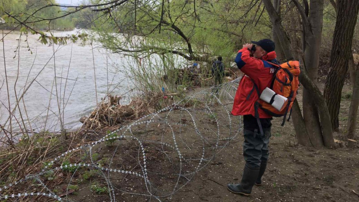 На Закарпатті тривають пошуки чоловіка, який на автомобілі з'їхав у річку