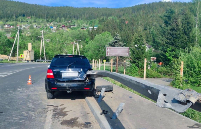 Закарпатець на Kia влетів у відбійник: Постраждало троє пасажирів