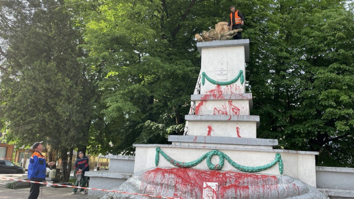 На Закарпатті розпочали демонтаж пам’ятників на могилі Олекси Борканюка і на групі могил радянських військових