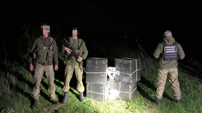 "Контрабас" продовжується: 8 ящиків сигарет покинули невідомі на кордоні в Закарпатті