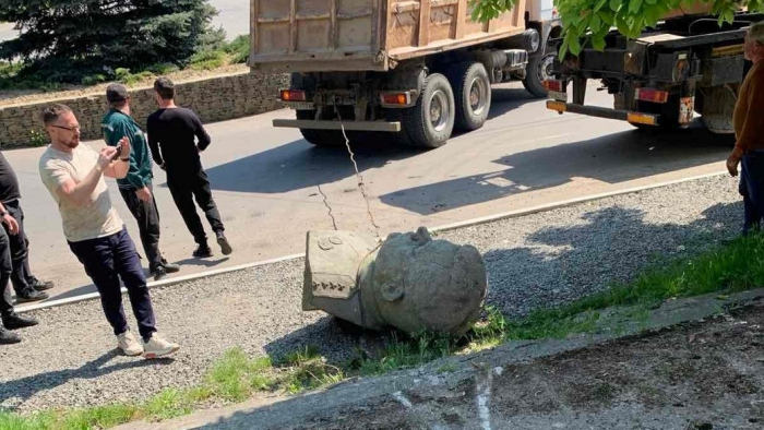 На Закарпатті демонтували погруддя радянському воєначальнику Ватутіну