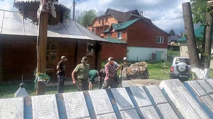 На Закарпатті у селищі Ясіня демонтували пам’ятник невідомим солдатам
