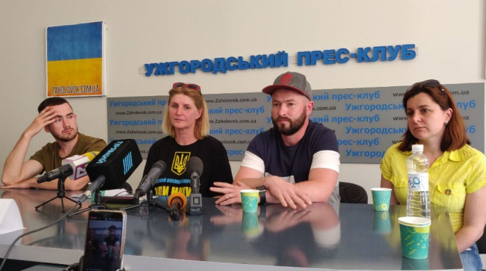 Без ордеру, нагло і з приниженнями: як і що відбувалося під час обшуку в Русі підтримки закарпатських військових