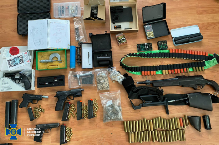 СБУ викрила закарпатця, який займався контрабандою зброї