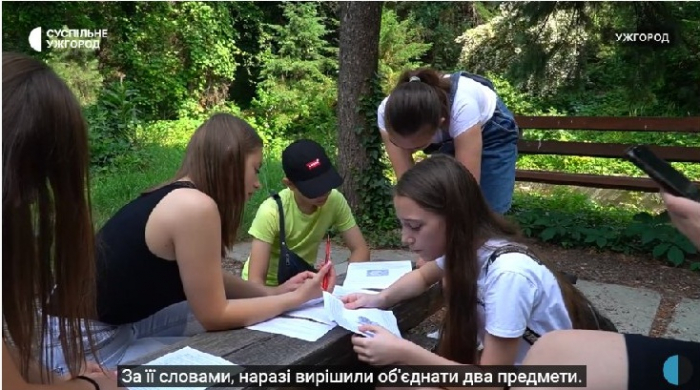 Ужгородські школярі на уроці просто неба в ботанічному саду майстрували будинки для кажанів, шпаків, комах та сов