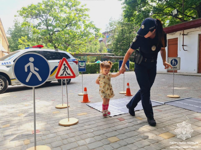 Ужгородські патрульні продовжують навчати дітей правил безпеки під час керування велосипедом