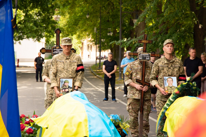 В Ужгороді сьогодні поховали двох Героїв
