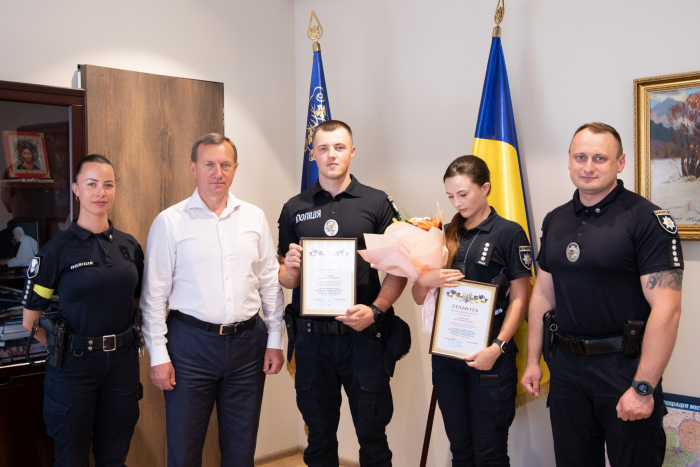 Богдан Андріїв вручив грамоти двом працівникам управління патрульної поліції в Закарпатській області