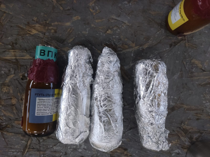 На кордоні з Євросоюзом закарпатські митники спільно з СБУ затримали 5 пляшок ртуті