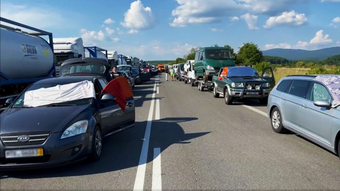 Черги довжиною майже 10 км: у Закарпатській ОВА пояснили причини скупчення автівок на кордоні зі Словаччиною