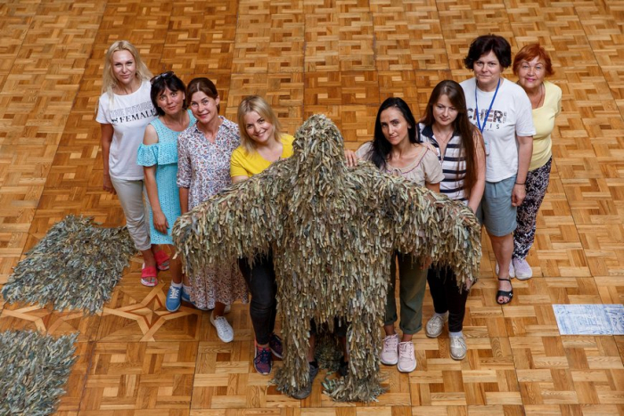 Волонтери в Ужгороді плетуть “чугайстрів” для передової (ФОТО, ВІДЕО)