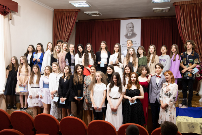 Випускникам ужгородської музичної школи вручили свідоцтва про закінчення навчання (ФОТО)