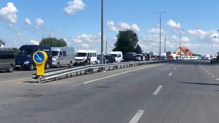 На кордоні з Угорщиною утворилися кілометрові черги з автомобілів, які ввозять для розмитнення