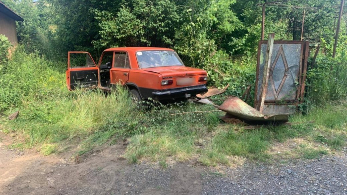 На Закарпатті нетверезий водій в'їхав у огорожу будинку. Травмовані двоє дітей