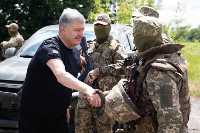 Порошенко побував на південному та східному фронті - передав бійцям пікапи та військове спорядження