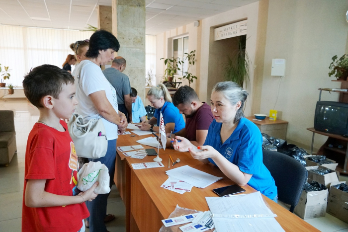 Гігієнічні набори роздали переселенцям, які мешкають в Ужгороді у місцях компактного проживання