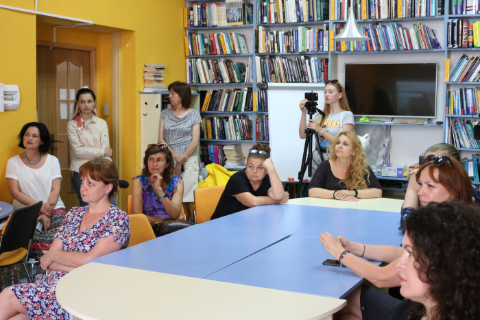 В обласній бібліотеці в Ужгороді відбулася жіноча зустріч "Пишаюся ЗСУ" (ФОТО)