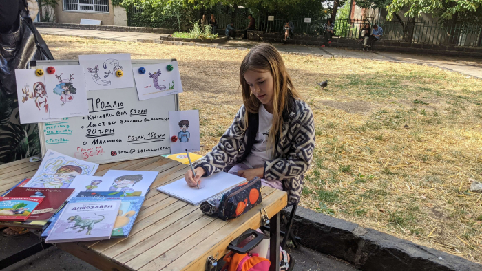 10-річна ужгородка Соломія продає свої малюнки і допомагає ЗСУ