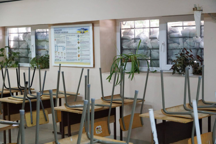 Журналістам показали одну з ужгородських шкіл, де до нового навчального року вже майже готові укриття