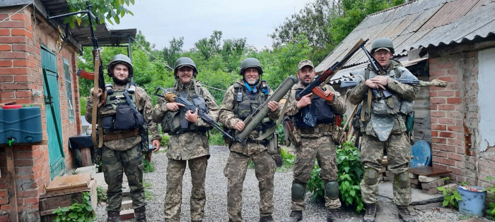 «Захищати рідну землю, людей, яких любиш, своє і їхнє майбутнє…», або Як фізики УжНУ на передовій Україну боронять