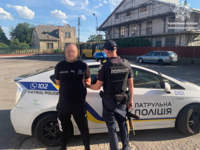Патрульні виявили чоловіка, який мав із собою речовини, зовні схожі на наркотичні