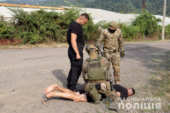 На Закарпатті поліцейські затримали двох зловмисників, які намагалися переправити через держкордон чоловіка призовного віку