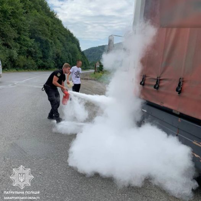 Закарпатські патрульні вчасно загасили колесо вантажівки, яке зайнялося на ходу