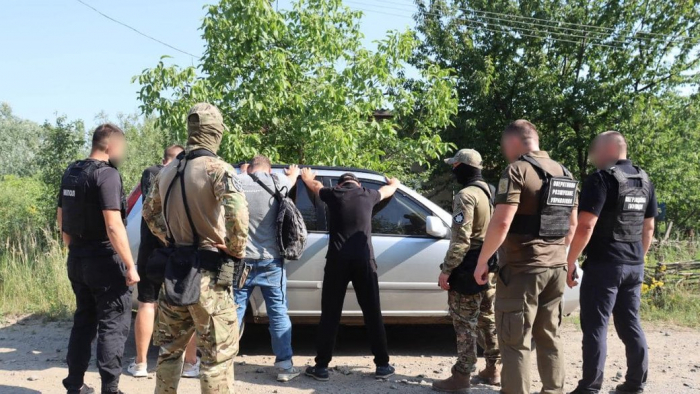 На Закарпатті затримали чоловіка, який за 7 тис. доларів хотів переправити призовників через кордон