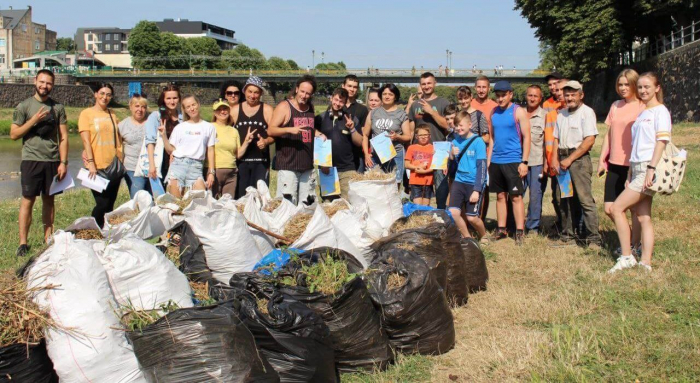 75 мішків сміття зібрали волонтери з комунальниками на набережній в Ужгороді