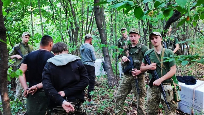 На Закарпатті прикордонники затримали групу чоловіків із сигаретними пакунками