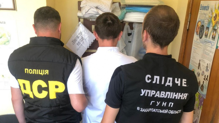 На Закарпатті затримали лікаря, якого підозрюють у вимаганні хабаря за надання довідки про інвалідність