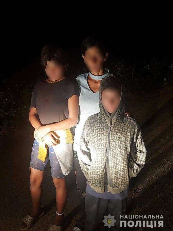 На Берегівщині поліцейські розшукали діток, які пізно ввечері заблукали поблизу лісу
