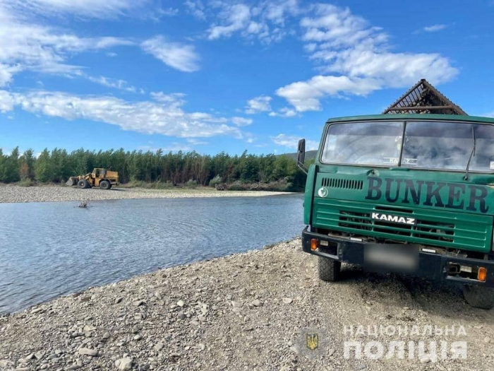 На Закарпатті поліцейські припинили незаконний видобуток гравію з берегів річки Тиса