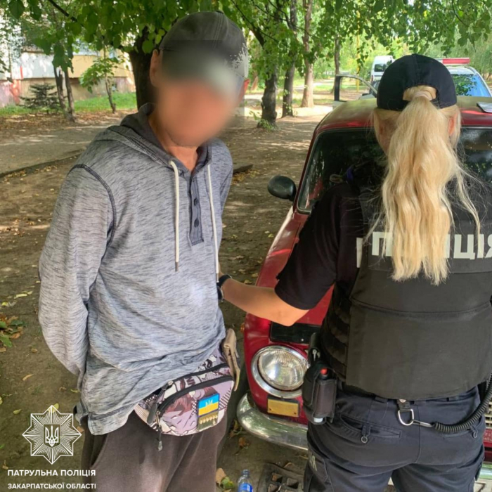 Закарпатські патрульні двічі виявили у громадян речовини, схожі на наркотичні