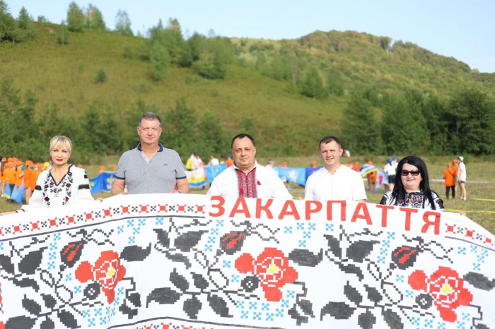 "Найдовше єдине полотно єдиної України": на Закарпатті зареєстрували національний рекорд