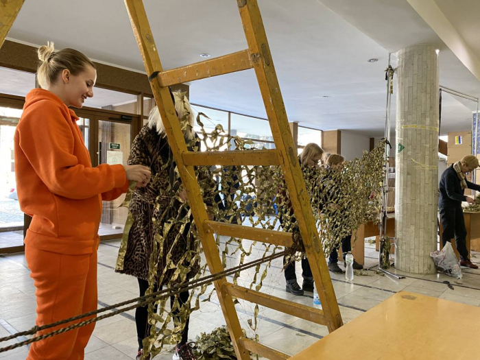 Понад 1500 квадратних метрів маскувальних сіток сплів Волонтеріат УжНУ (ФОТО)