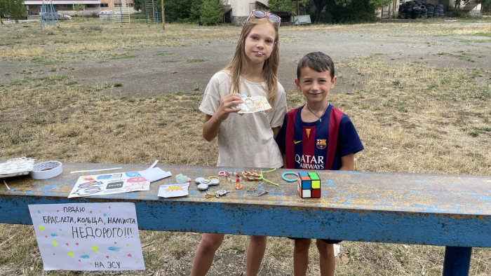В Ужгороді дівчинка і хлопчик продають свої іграшки та саморобні браслети, щоб зібрати гроші для ЗСУ