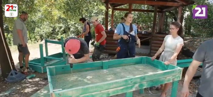 Підняті грядки для людей з інвалідністю майстрували волонтери БУРу на Закарпатті