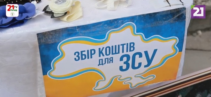 Діти в Ужгороді плетуть браслети й збирають кошти для ЗСУ