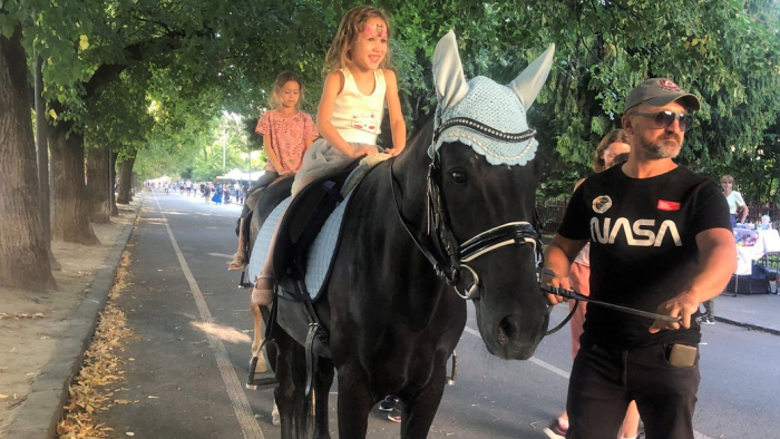 В Ужгороді дітей катали на конях і збирали допомогу для ЗСУ