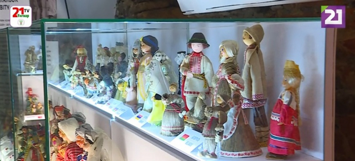 Колекцію ляльок народів світу відкрили в Ужгородському замку