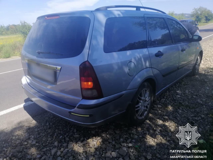На Закарпатті патрульні виявили водія, який їздив на "машині-двійнику" та мав підроблені документи