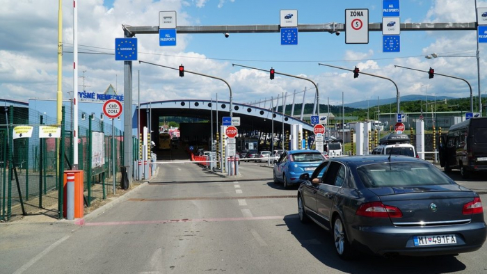 60 легкових авто та 8 автобусів. Яка ситуація у пунктах пропуску на Закарпатті